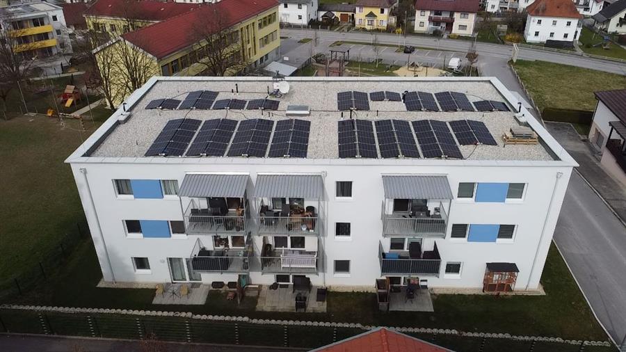 ein Gebäude mit Sonnenkollektoren