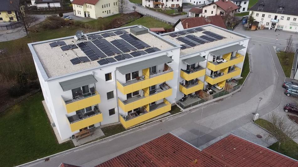 ein Gebäude mit einem Solarpanel